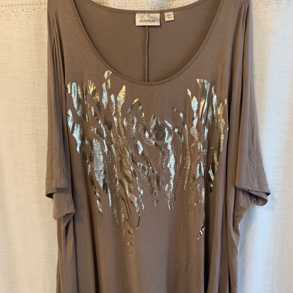 Plus size knit top with Sharkbite hem